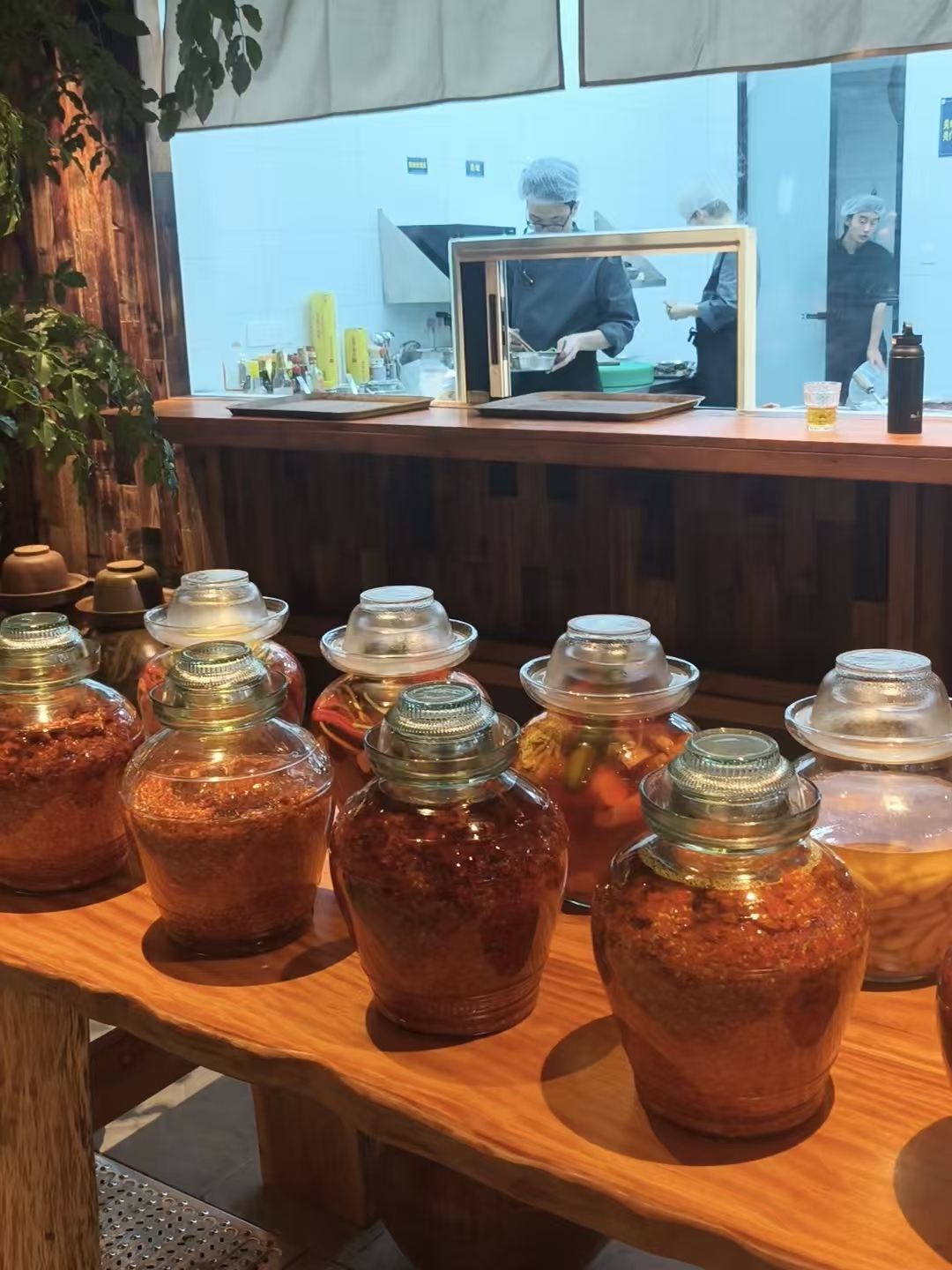 门店里的泡菜坛与自制调味